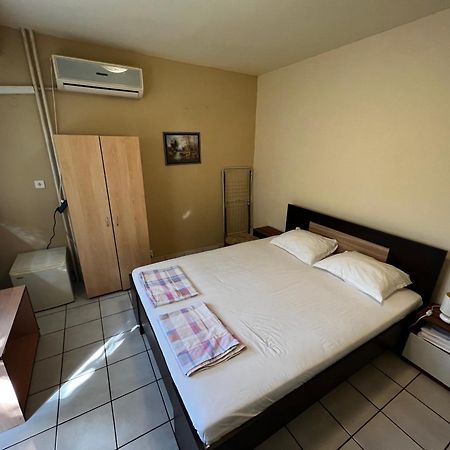 Hotel Dvete Brezi Burgas Esterno foto