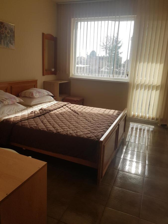 Hotel Dvete Brezi Burgas Esterno foto