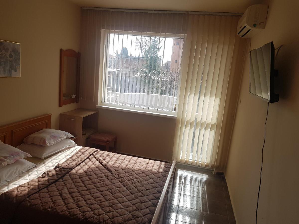 Hotel Dvete Brezi Burgas Esterno foto