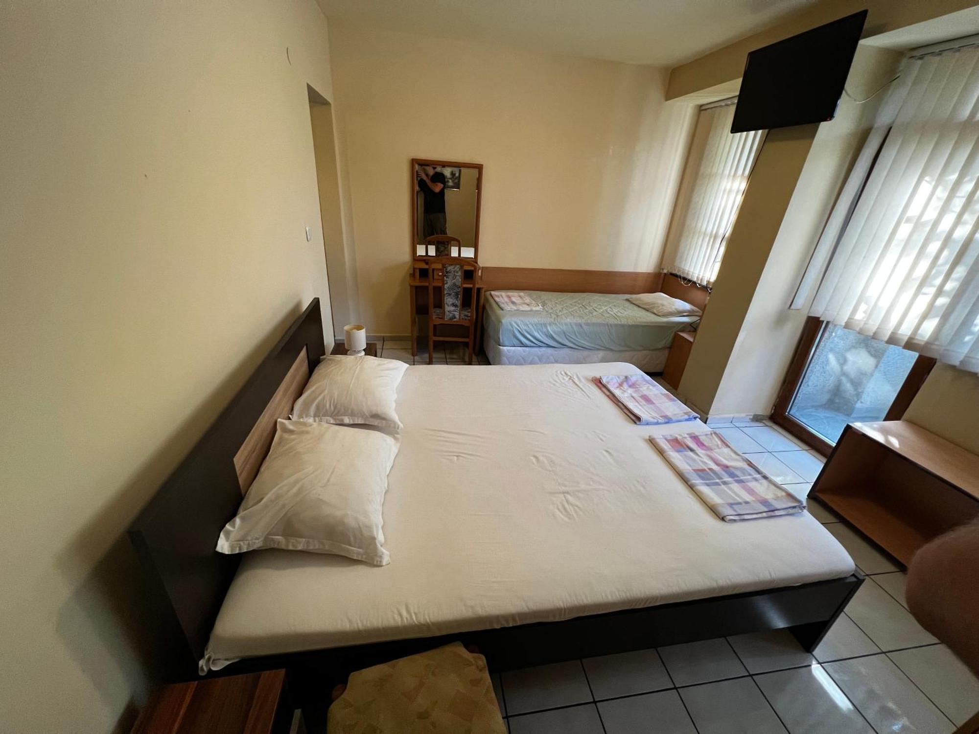 Hotel Dvete Brezi Burgas Esterno foto