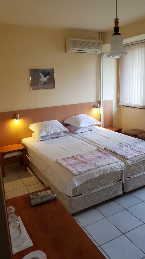 Hotel Dvete Brezi Burgas Esterno foto