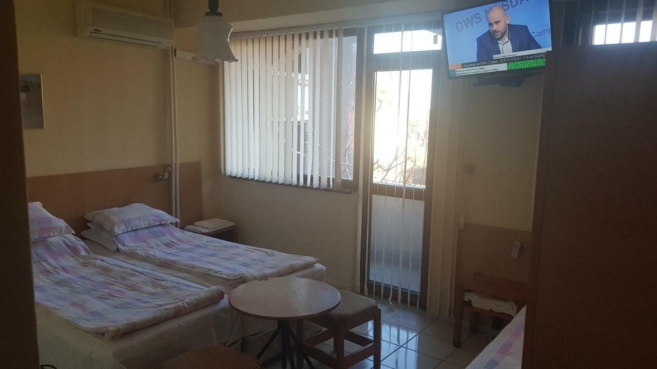 Hotel Dvete Brezi Burgas Esterno foto